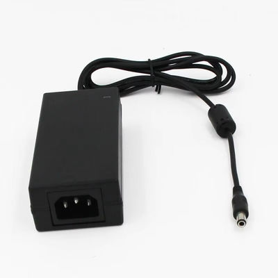 Breite Eingangsspannung 240v 100 C14/C8/C6 Elektronikadapter Mehrfach Gleichspannungsanschlüsse 5.5*2.1 120W Leistung 240V